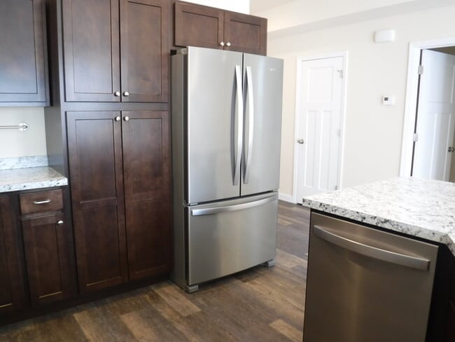 Building Photo - Newer side by side duplex