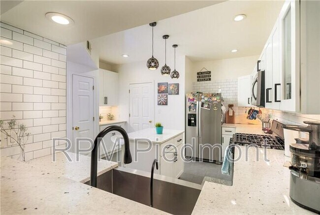 Building Photo - 220 Renaissance Pkwy NE