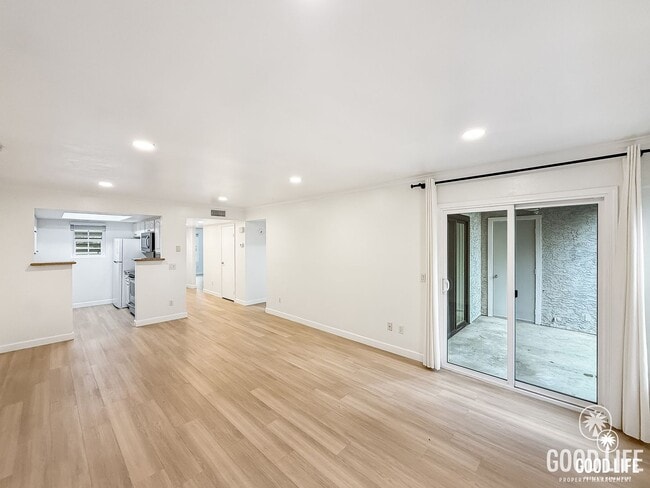 Building Photo - Great 2B/2BA Condo in Carmel Mountain Ranch w/ Community Pool, W/D, & Reserved Parking!