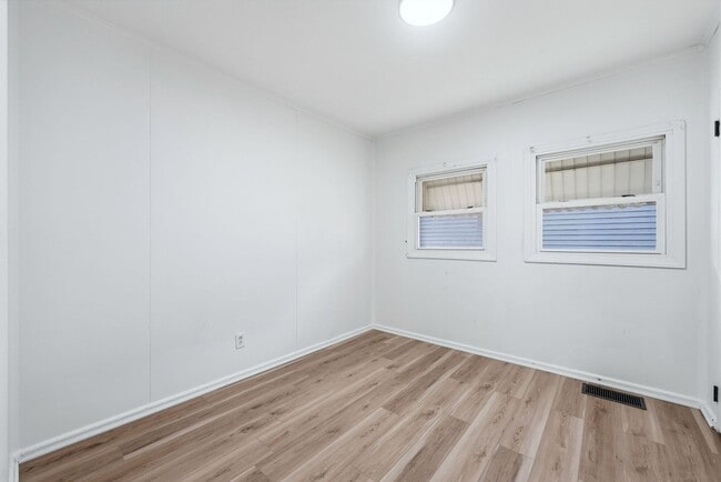 Building Photo - New 3 bedroom listing!