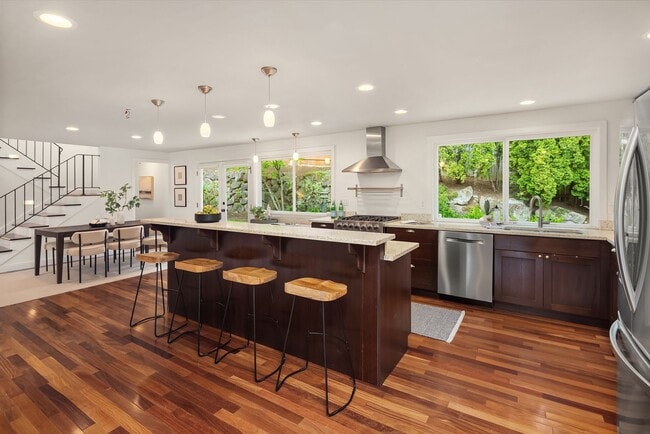 Building Photo - 5bd/2.75ba Bellevue Home