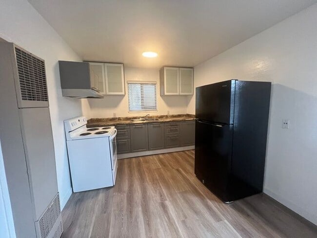 Building Photo - 430 E 8th St