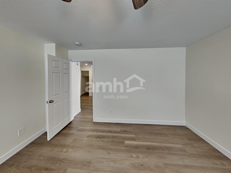 Building Photo - 22428 W Solano Dr