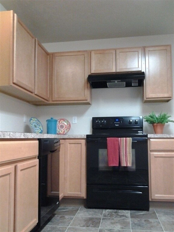 Building Photo - This home is just like new and move in rea...