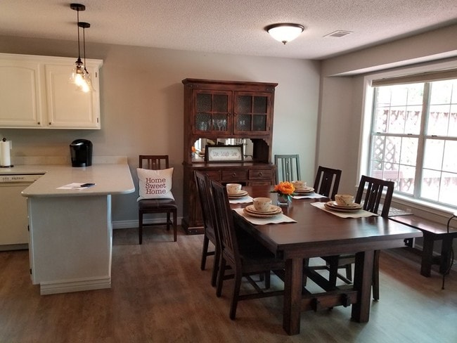 Building Photo - 2000 Ridgewood Dr