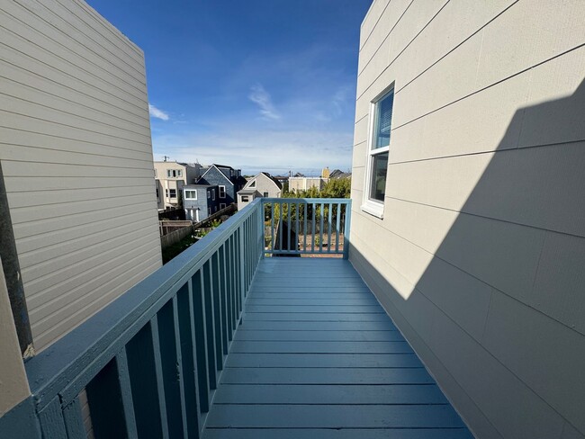 Building Photo - Charming Parkside Upper Flat w/ Garage Parking