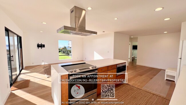 Building Photo - One of a kind 2bd/2bth with breathtaking views of the Bay, includes water, garbage, 1 parking spo...