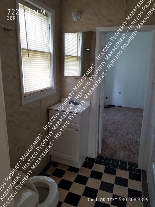 Building Photo - 722 N Palm-