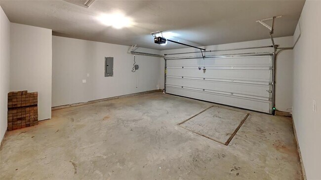 Building Photo - 2733 Dennis Dr
