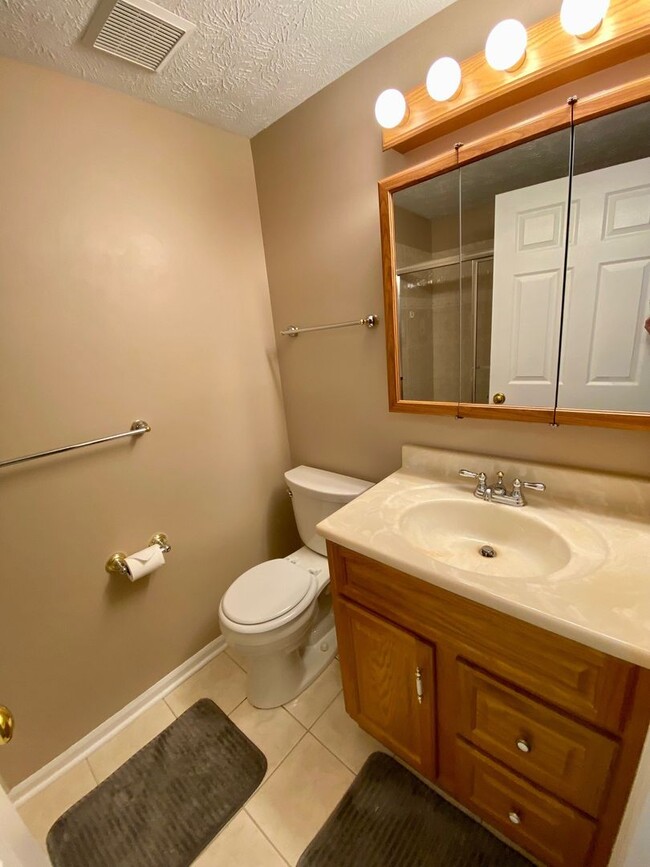 Building Photo - Great condo! Close to commuter routes!