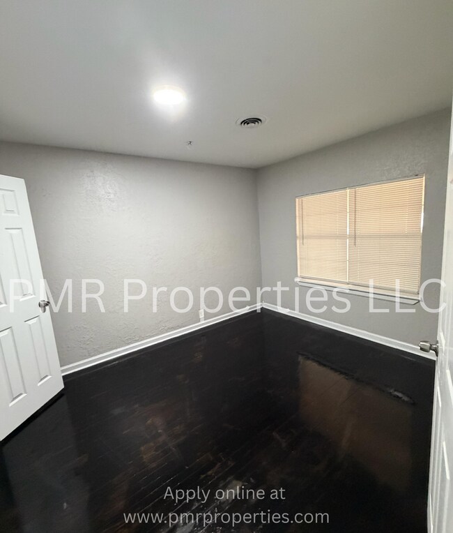 Building Photo - 3 Bedrooms / 2 Bathrooms House