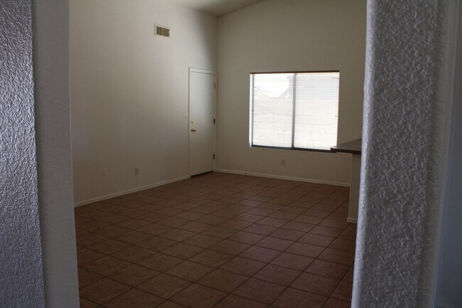 Building Photo - Welcome to this spacious 4 bedroom, 2 bathroom home just waiting for you!