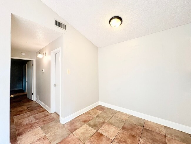 Building Photo - 403 Fox Run Ave