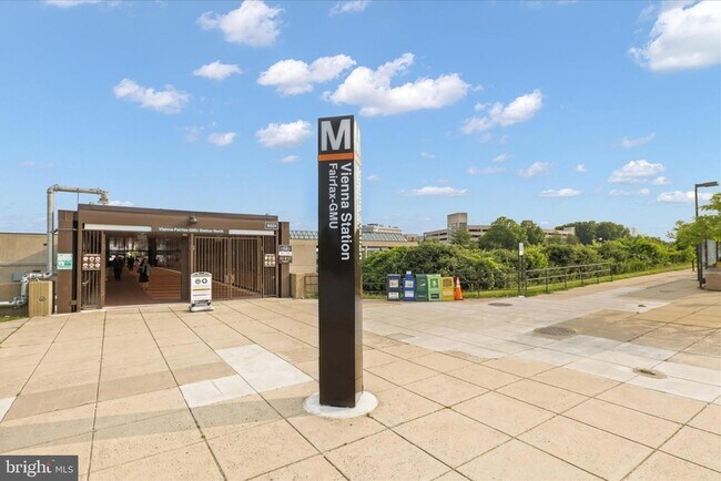 Building Photo - 214 Locust St SE