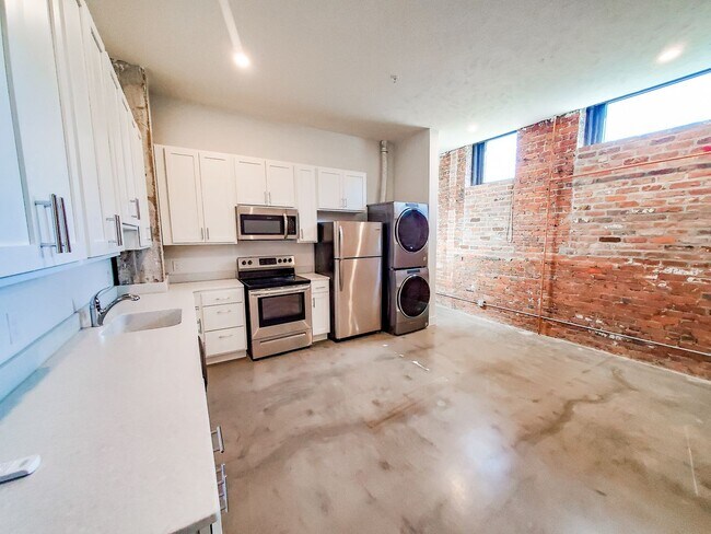 Building Photo - Exposed Brick 1-Bedroom Apartment at a Great Price!