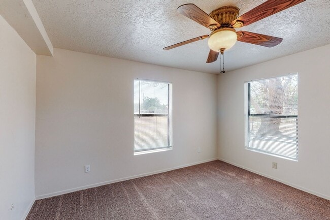 Building Photo - CLEAN CUTE SOUTH VALLEY 2 Bedroom 1 Bath