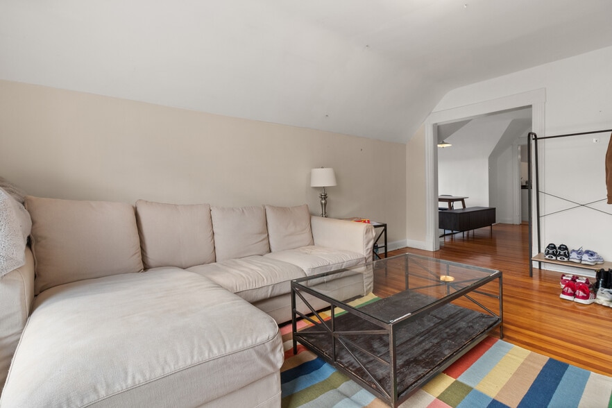 Building Photo - 1121 Leonard Pl