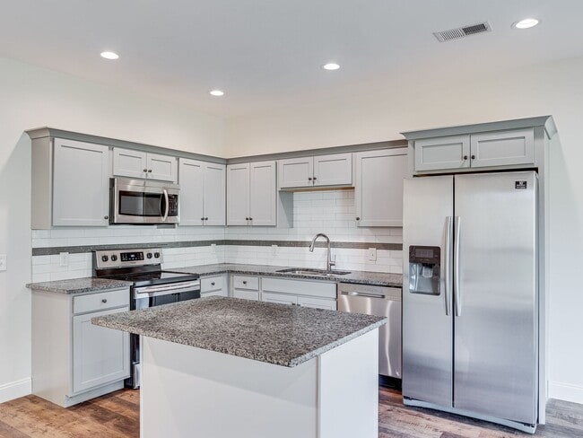 Building Photo - 3 BR Townhome