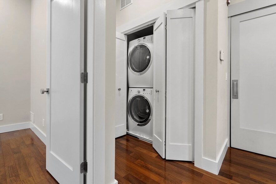 Building Photo - 132 Boylston St