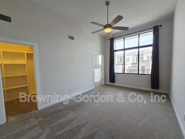 Building Photo - 1035 Chester Ave