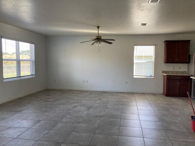 Building Photo - 863 Carlyle Ave