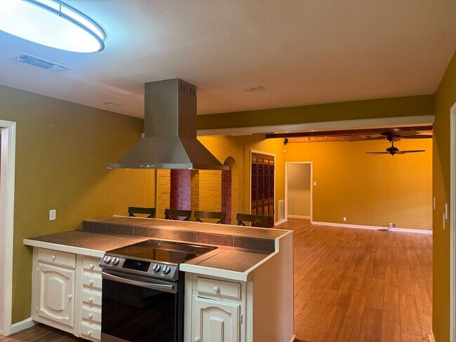 Building Photo - Rental Available Now in Lake Sherwood Acres!