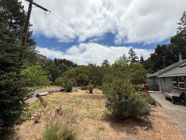 Building Photo - Welcome Home to Karas Lane. In the Country...