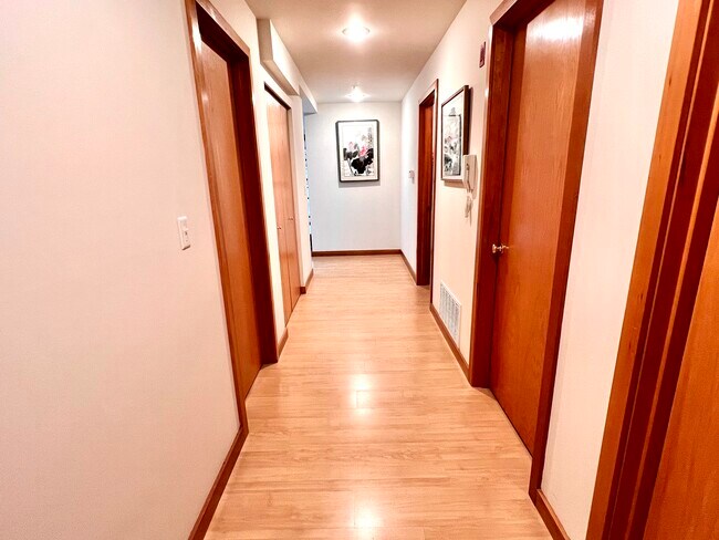 Entry/Hallway - 504 Holly Dr