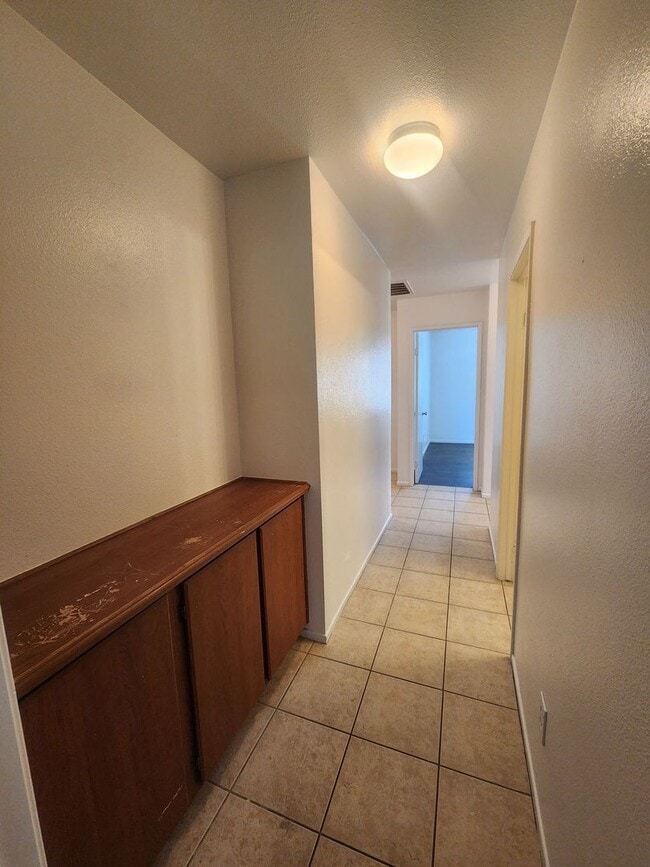 Building Photo - 3 Bedroom 2Bath- A Must See!