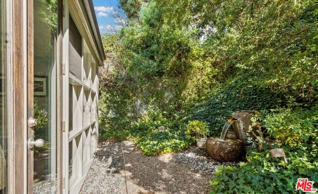 Building Photo - 2530 Hutton Dr