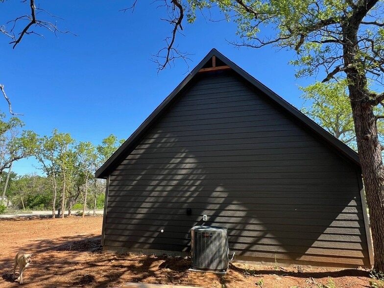 Building Photo - 10733 Shady Oaks Dr