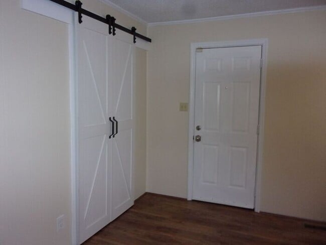 Building Photo - 3 Bedroom 2 Bath Beautifully Renovated Home in Lancaster