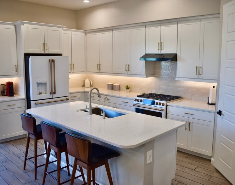 Building Photo - 4864 E Village Dr