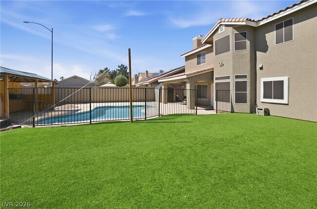 Building Photo - 747 Canyon Crest Dr