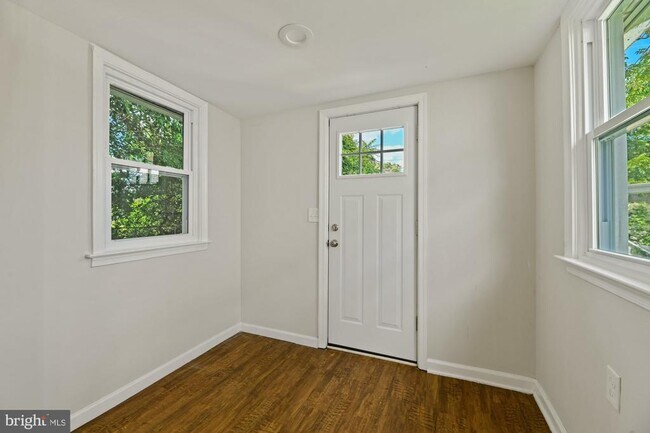 Building Photo - 240 Riverview Ave