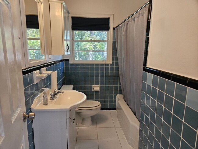 Building Photo - Nice 3 bed 1 bath home located in Marietta minutes from I-75