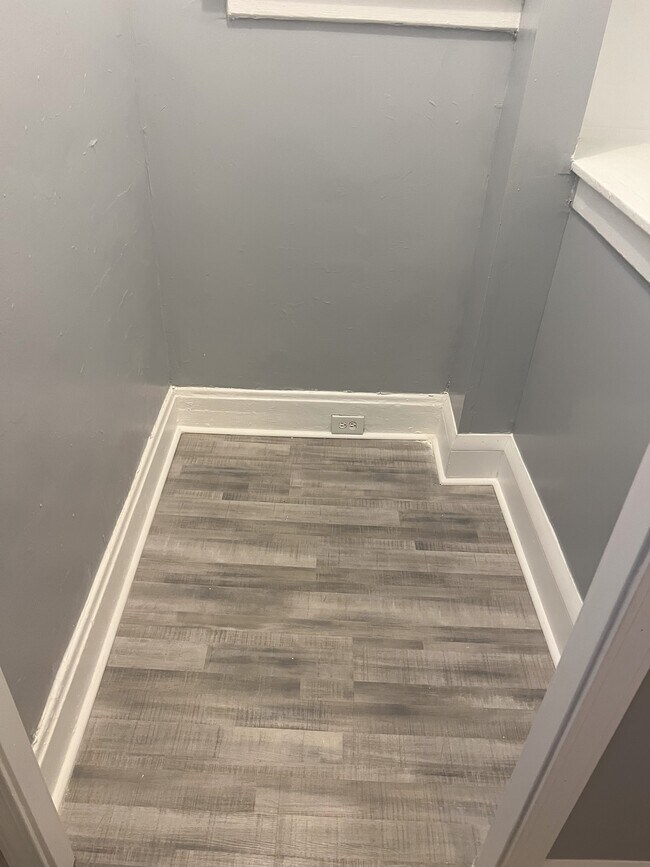 Building Photo - 1341 E Long St