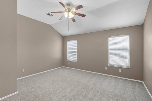 Building Photo - FREE First Month's Rent!