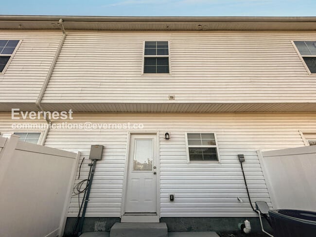 Building Photo - 223 Tara Ct