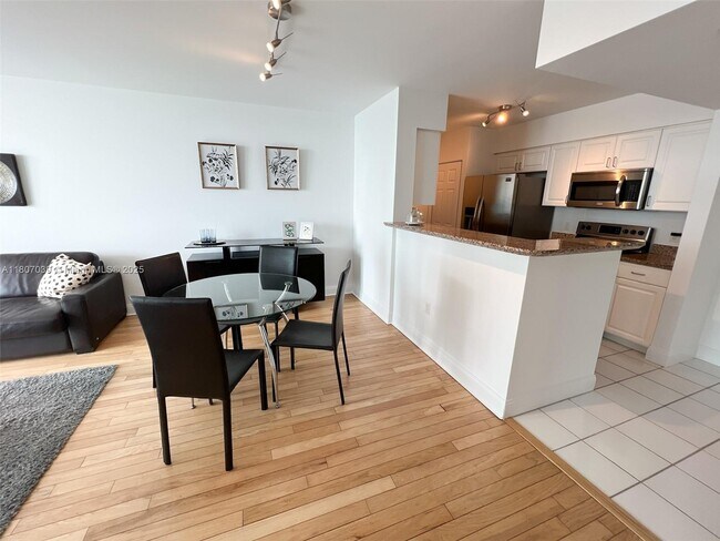 Building Photo - 1155 Brickell Bay Dr