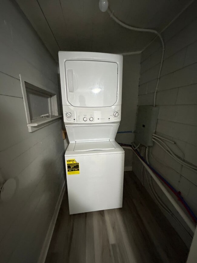 Building Photo - * Accepting Section 8 * 2-Bedroom, 1-Bathr...