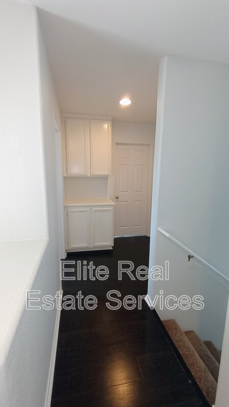 Building Photo - 1866 Via Capri St