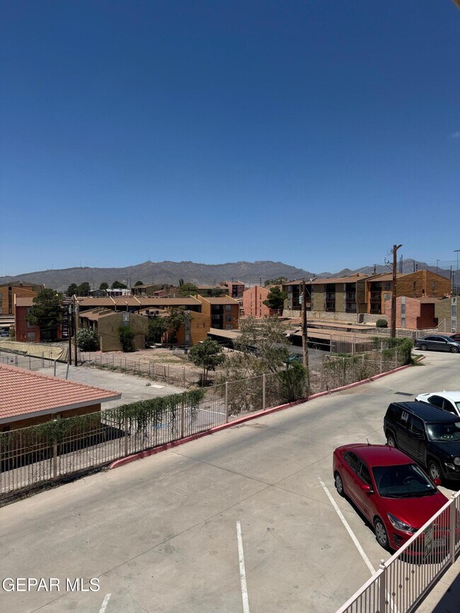 Building Photo - 6027 Brook Hollow Dr