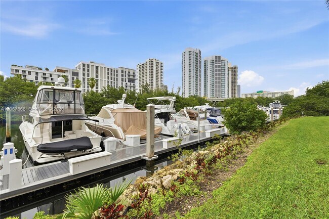 Building Photo - 3500 Mystic Pointe Dr