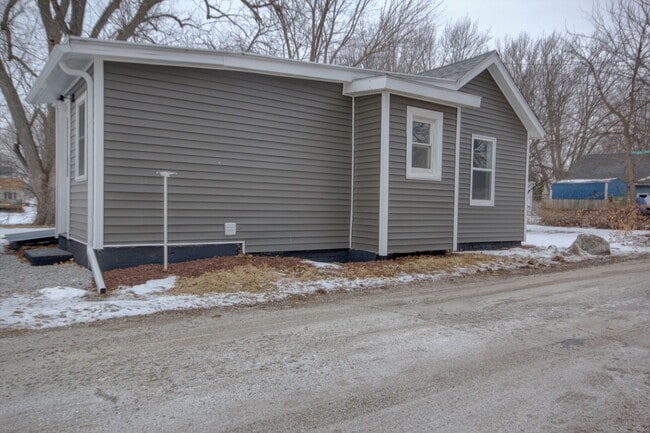 Building Photo - 2 BED 1 BATH HOUSE FOR RENT