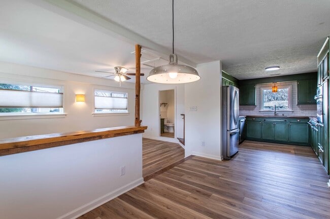 Building Photo - Close to Hike/Bike Path