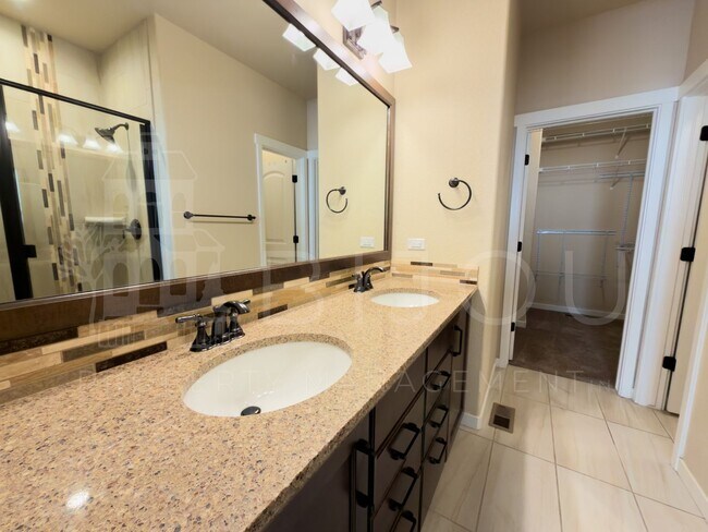 Building Photo - Spacious 4 Bedroom!!