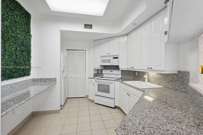 Building Photo - 888 Brickell Key Dr