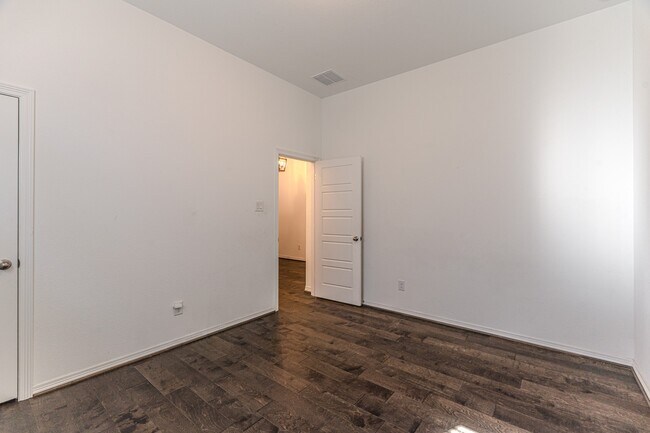 Building Photo - 3439 Cres Vista Dr