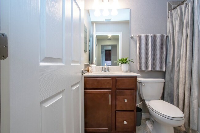 Building Photo - Like new 2BR, 2BA garage condo-Lakewood National